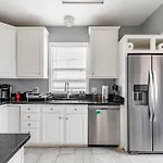 Charming 4Br Duplex In Oak Lawn Private Backyard