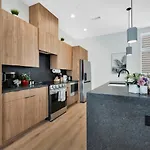 Uptown Escape L Stylish Stay Near Downtown Dallas