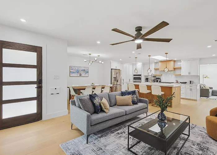 3-Bd 3-Ba Bungalow Ft Backyard W Deck & Firepit