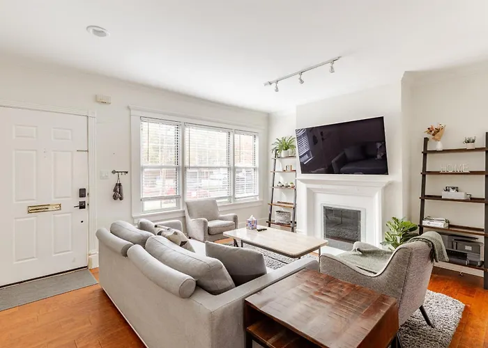 Charming 4Br Duplex In Oak Lawn Private Backyard