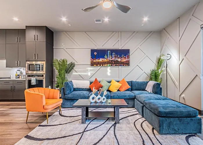 Oak Lawn Luxe Stay- Hot Tub, Arcades, Pool Table & More