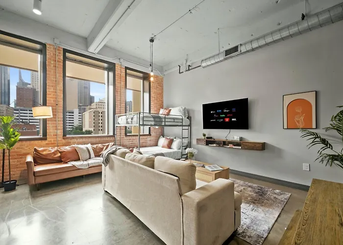Stunning Downtown Apartment With Pool, Laundry, Parking
