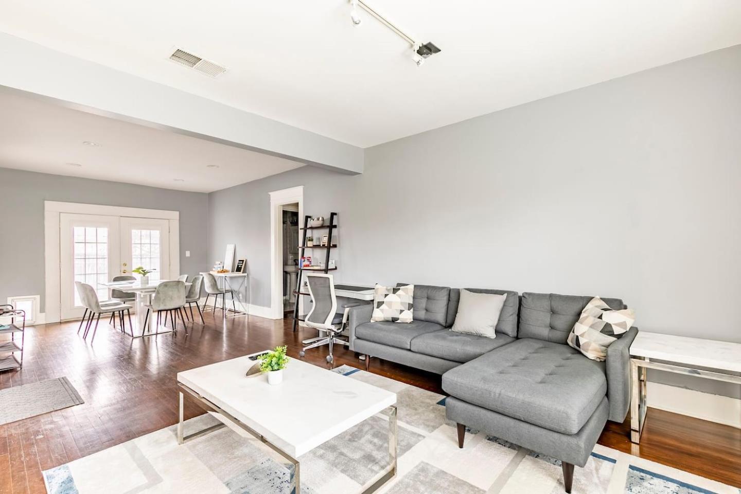 Charming 4br Duplex In Oak Lawn Private Backyard *