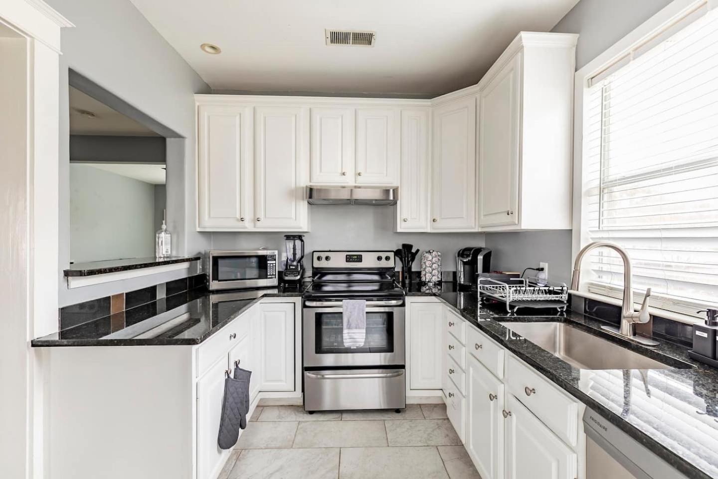 Charming 4br Duplex In Oak Lawn Private Backyard * Dallas