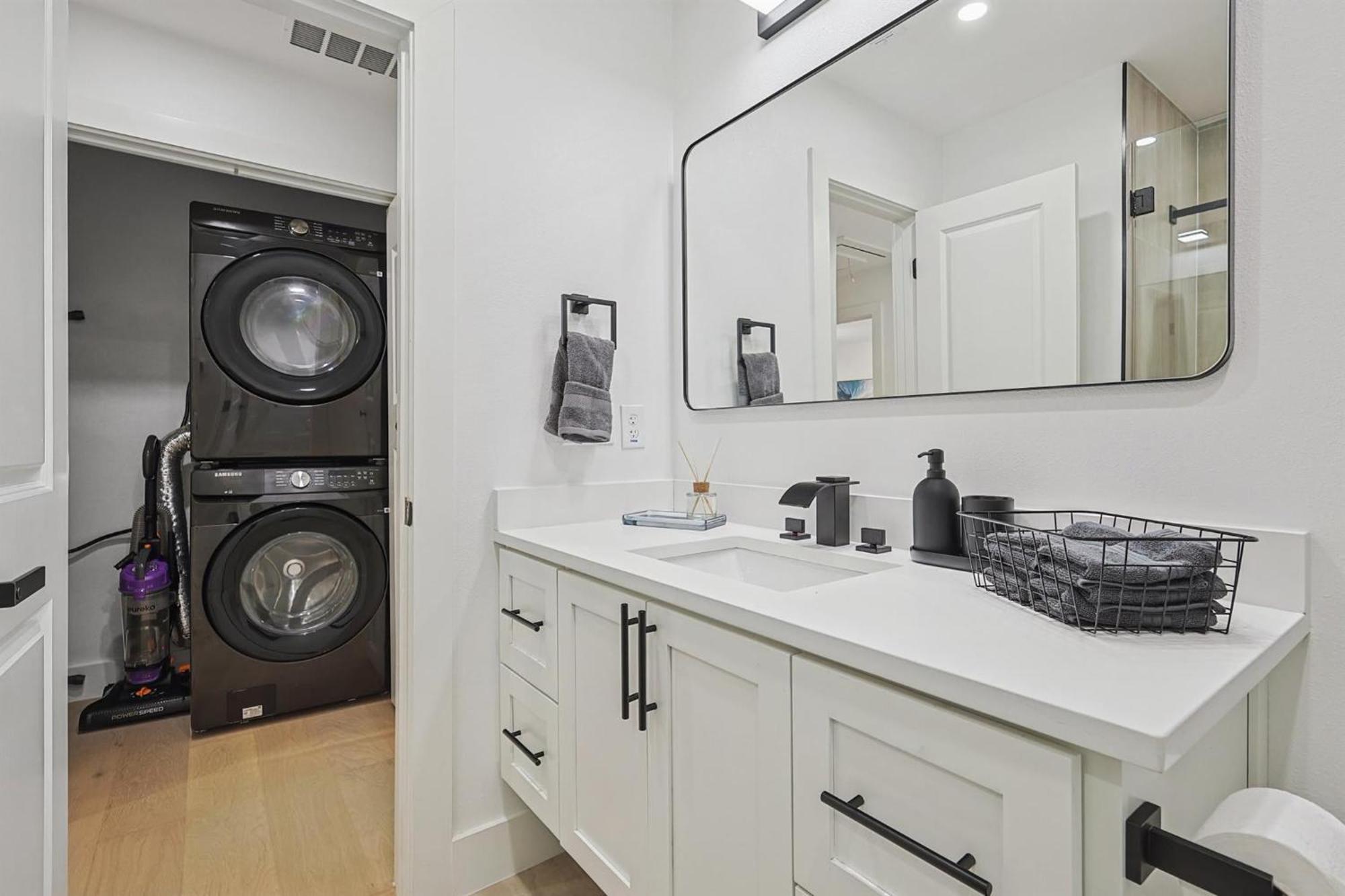 3-bd 3-ba Ft Backyard W Deck & Firepit * Dallas