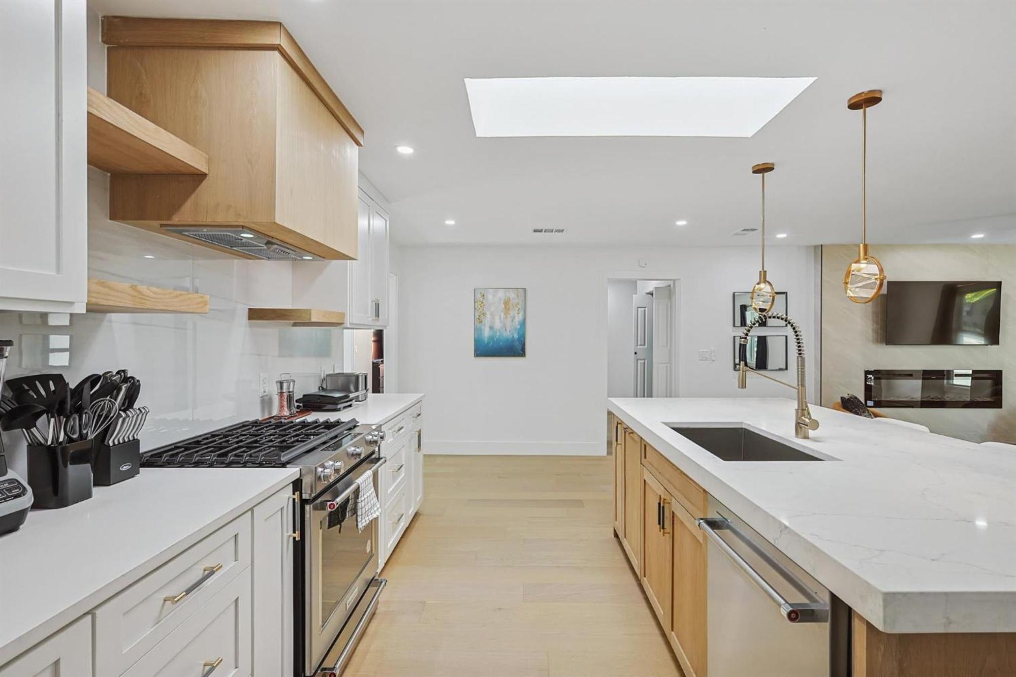 3-bd 3-ba Ft Backyard W Deck & Firepit Casa de férias *