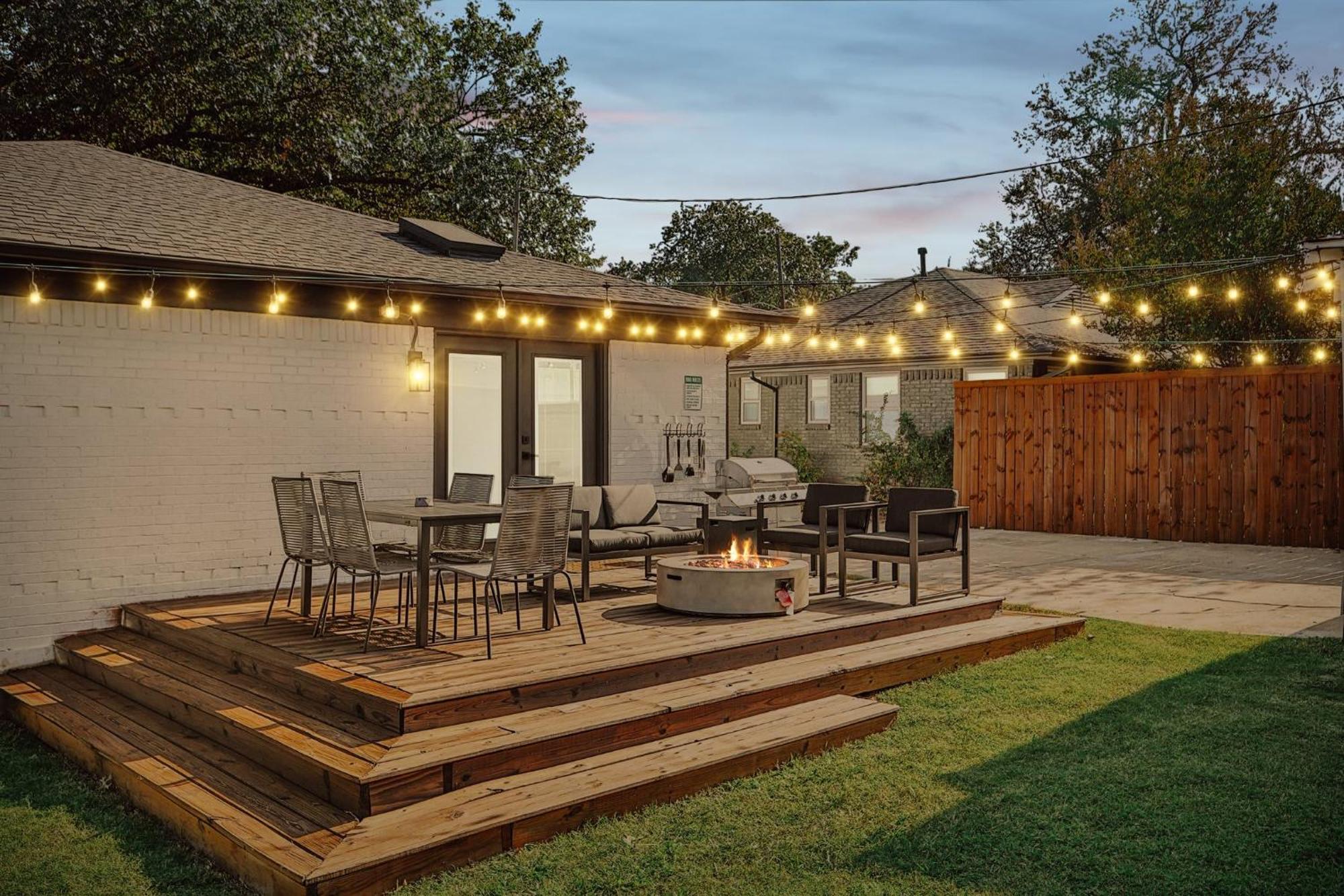 3-bd 3-ba Ft Backyard W Deck & Firepit Casa de férias Dallas