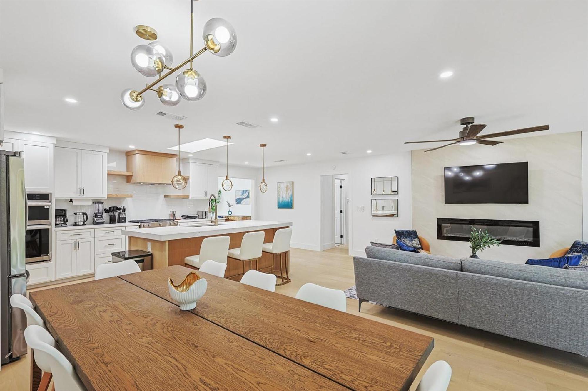 3-bd 3-ba Ft Backyard W Deck & Firepit * Dallas