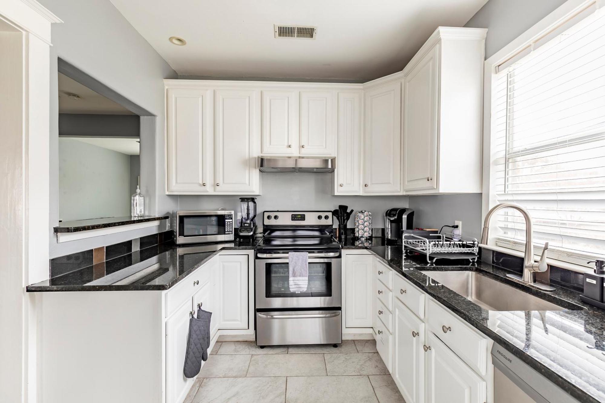 Charming 4br Duplex In Oak Lawn Private Backyard *