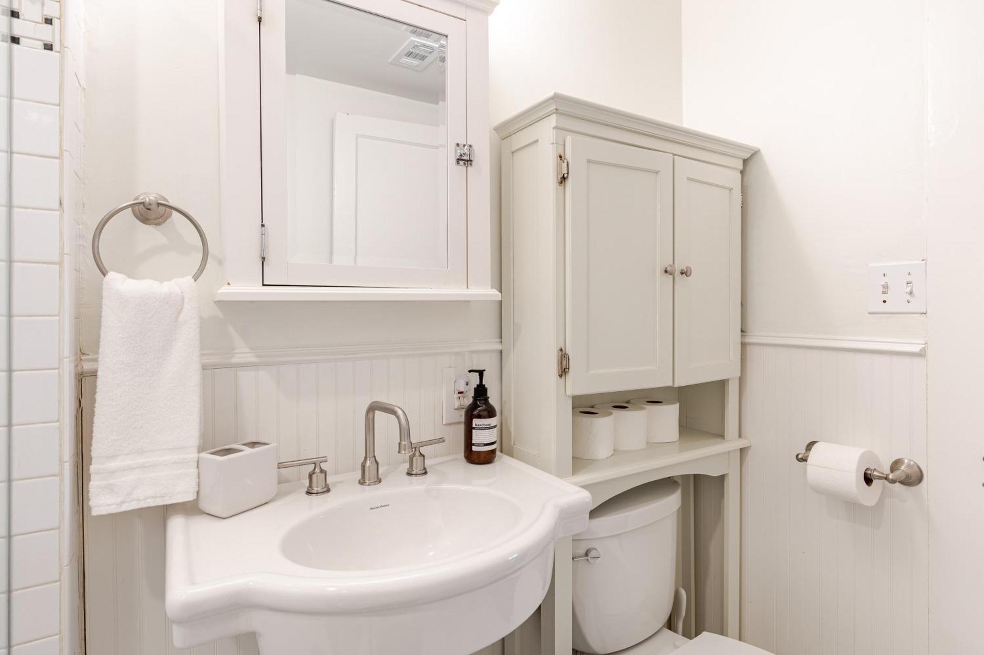 Charming 4br Duplex In Oak Lawn Private Backyard *