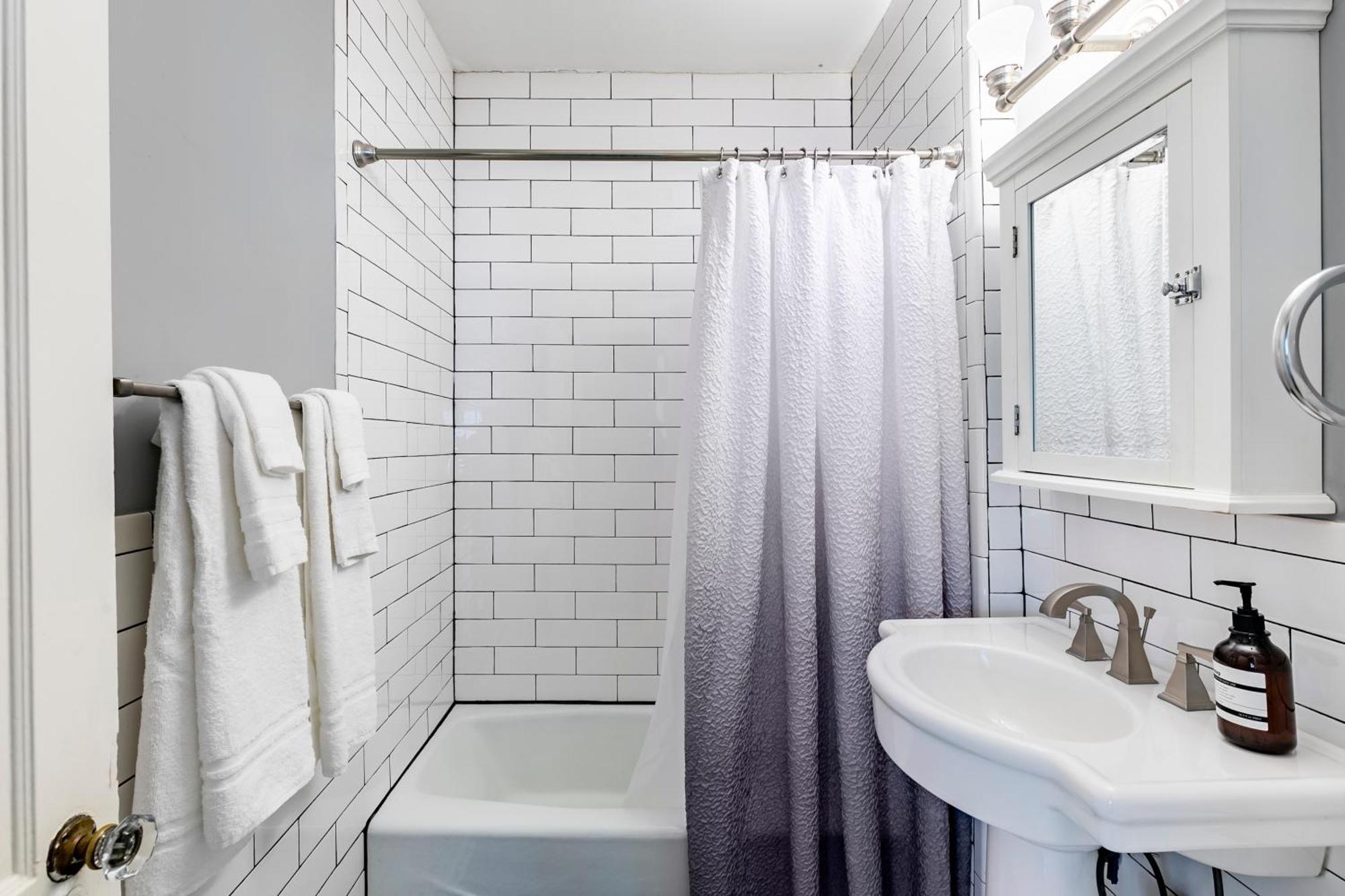 Charming 4br Duplex In Oak Lawn Private Backyard