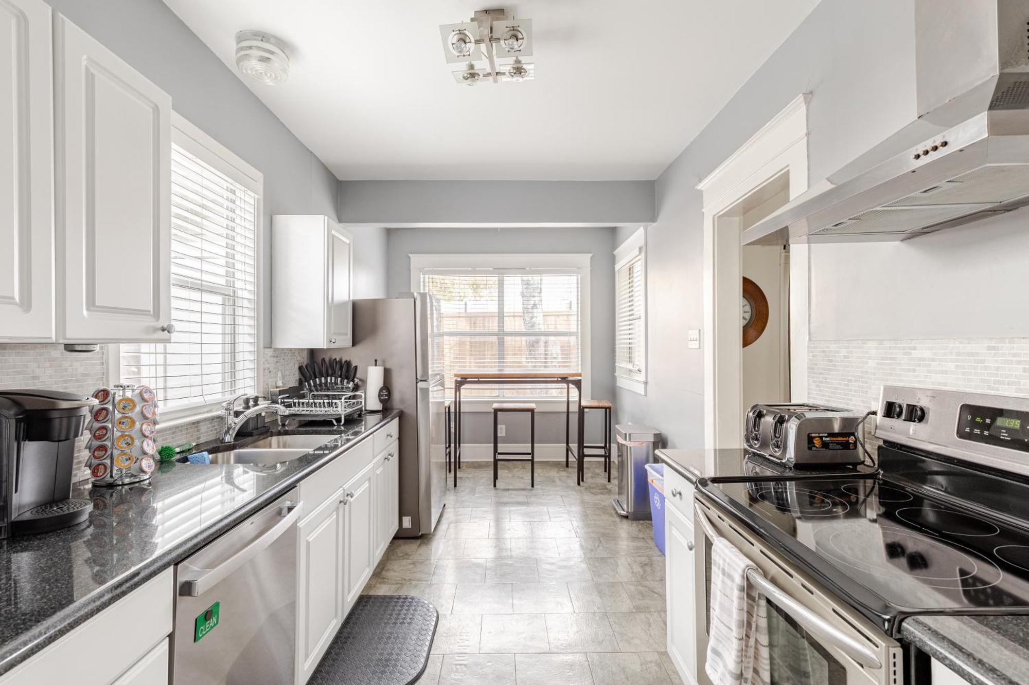 Charming 4br Duplex In Oak Lawn Private Backyard *