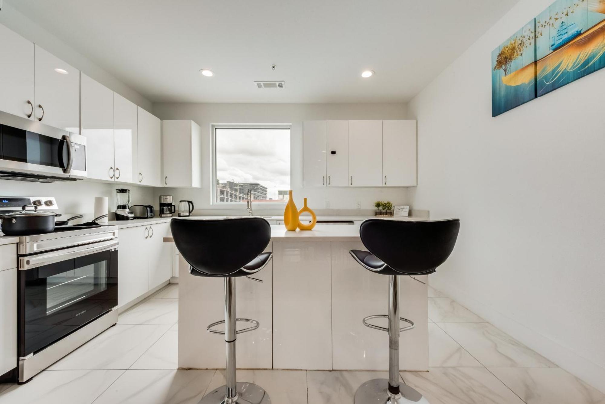 Metro View 2br I Parking I King Bed I Workspace Apartment *