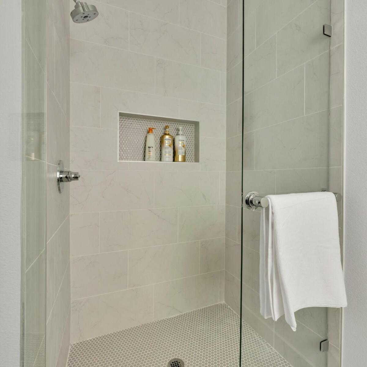 Uptown Escape L Stylish Near Downtown *