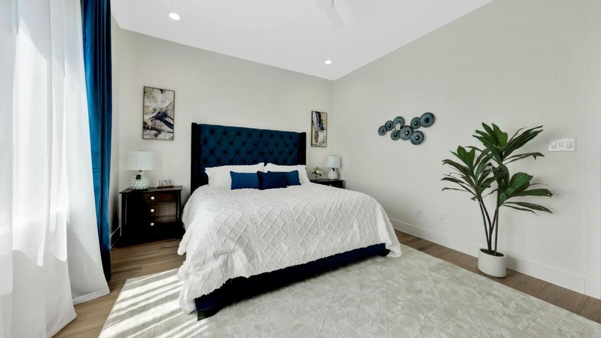 Uptown Escape L Stylish Near Downtown Holiday home