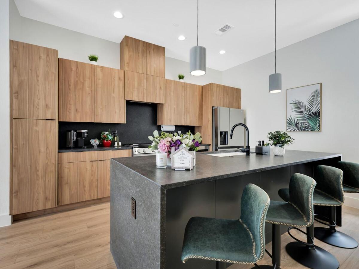 Uptown Escape L Stylish Near Downtown *