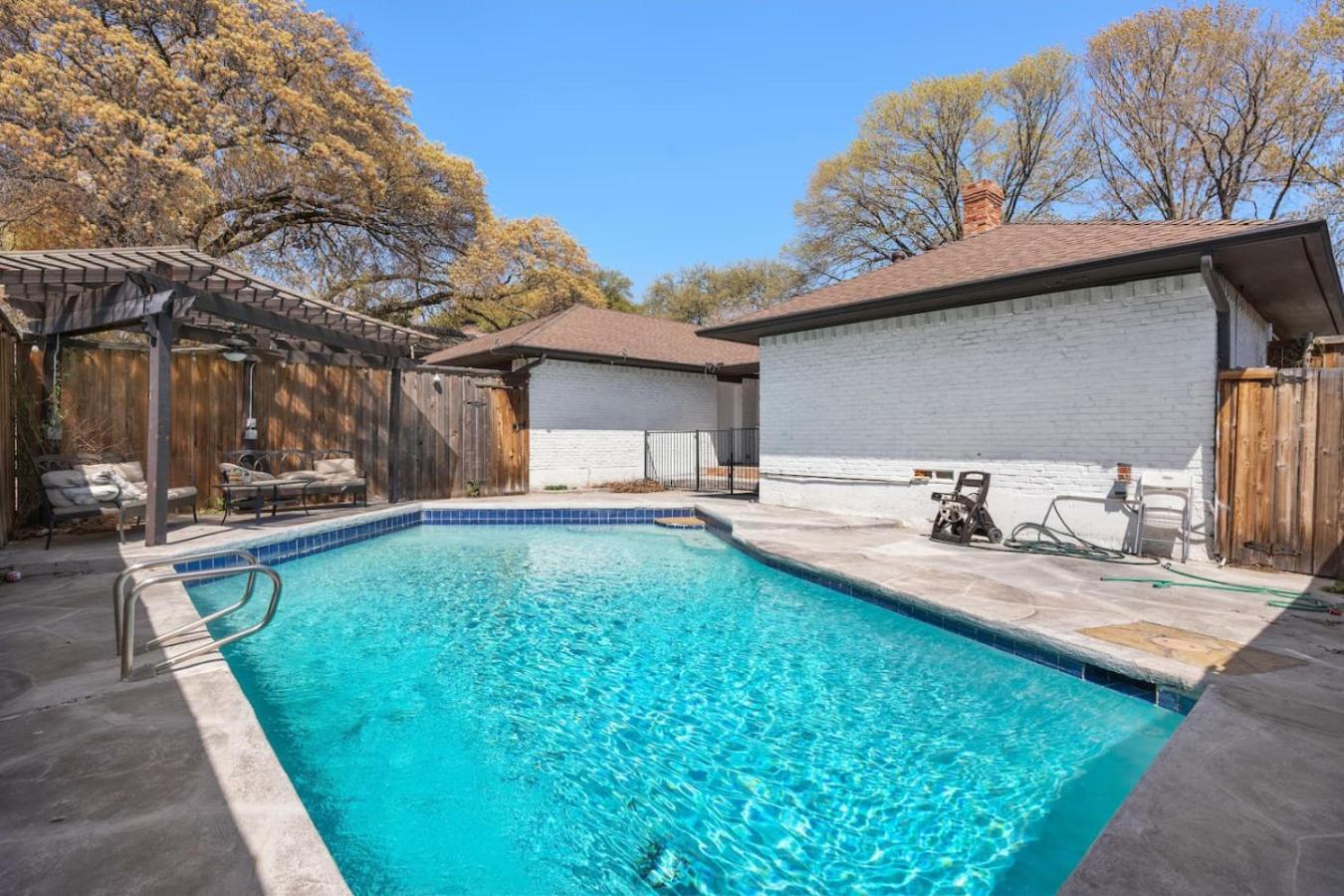 Group Family Getaway With Private Pool In *