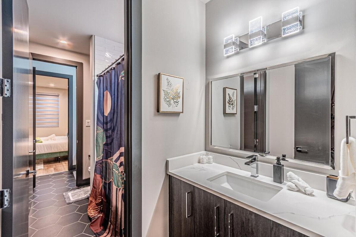Oak Lawn Luxe Stay- Hot Tub, Arcades, Pool Table &
