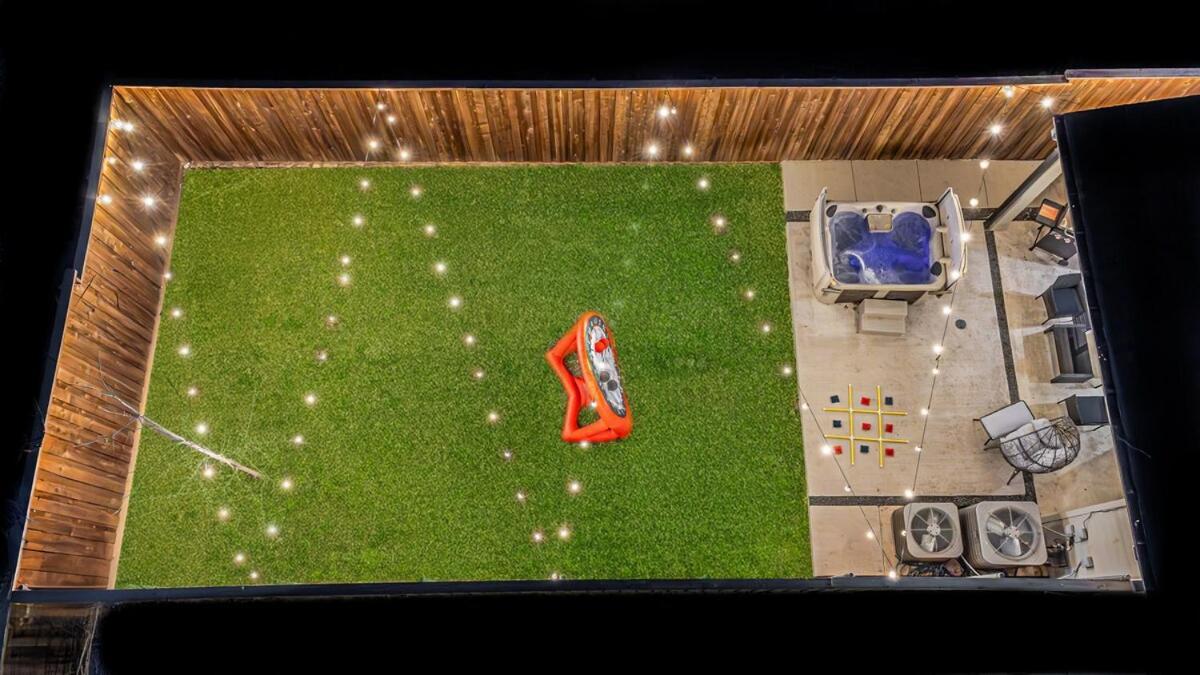 Oak Lawn Luxe Stay- Hot Tub, Arcades, Pool Table & Holiday home