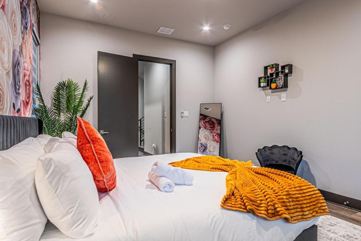 Oak Lawn Luxe Stay- Hot Tub, Arcades, Pool Table &