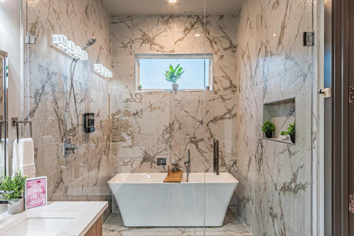 Oak Lawn Luxe Stay- Hot Tub, Arcades, Pool Table & Holiday home *