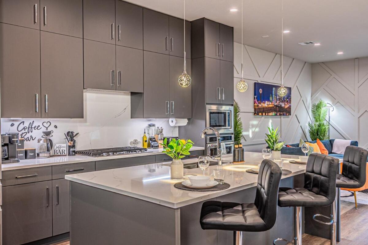 Oak Lawn Luxe Stay- Hot Tub, Arcades, Pool Table & Dallas
