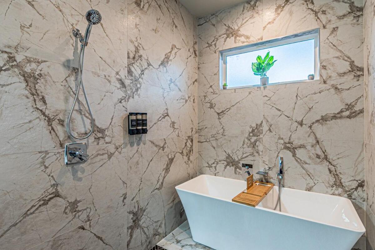 Oak Lawn Luxe Stay- Hot Tub, Arcades, Pool Table & Holiday home *