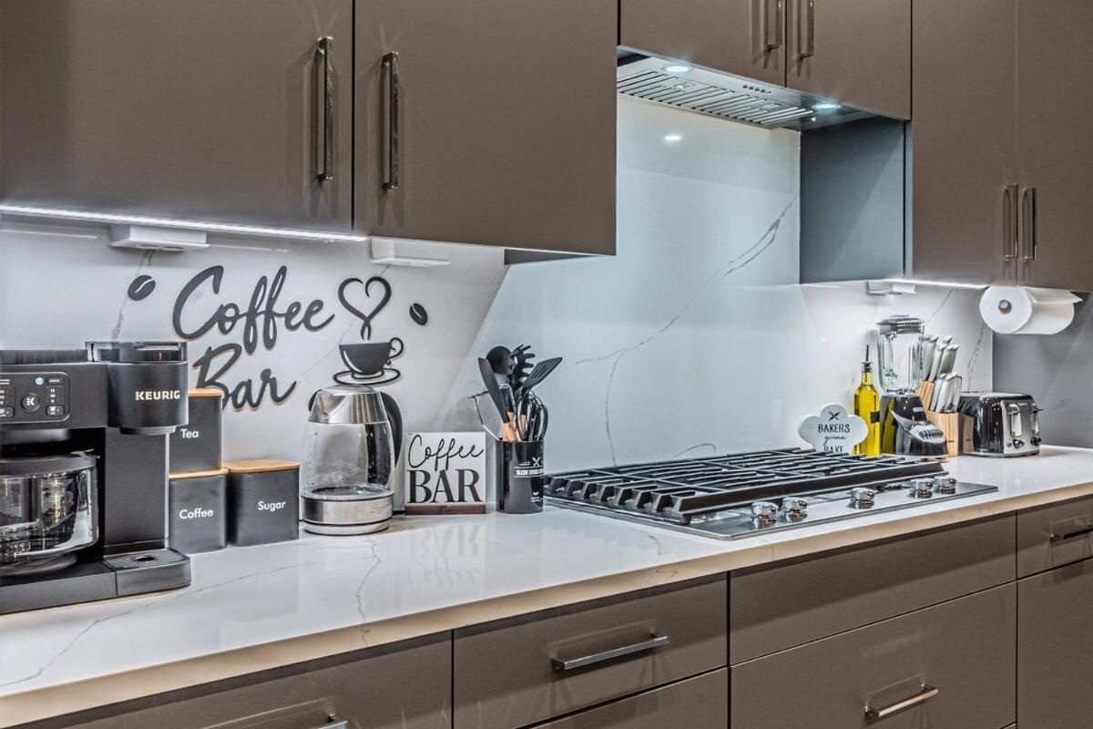 Oak Lawn Luxe Stay- Hot Tub, Arcades, Pool Table & Holiday home *