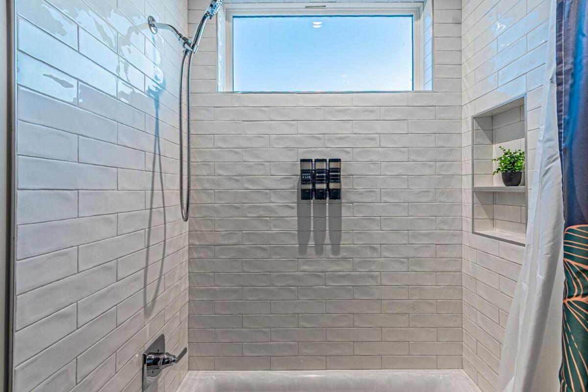 Oak Lawn Luxe Stay- Hot Tub, Arcades, Pool Table &