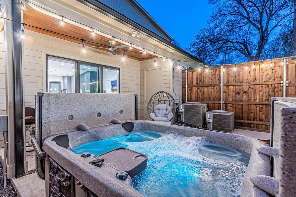 Oak Lawn Luxe Stay- Hot Tub, Arcades, Pool Table & Holiday home *