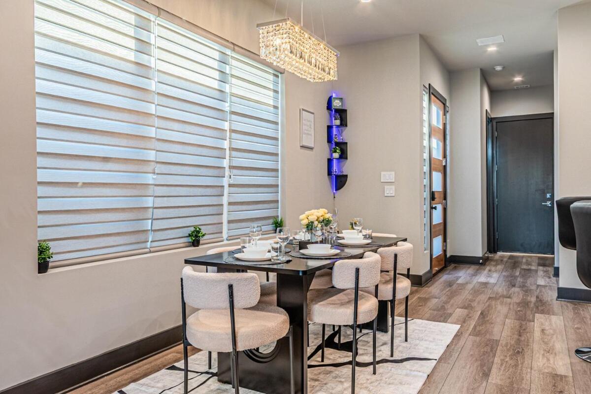 Oak Lawn Luxe Stay- Hot Tub, Arcades, Pool Table & Holiday home *