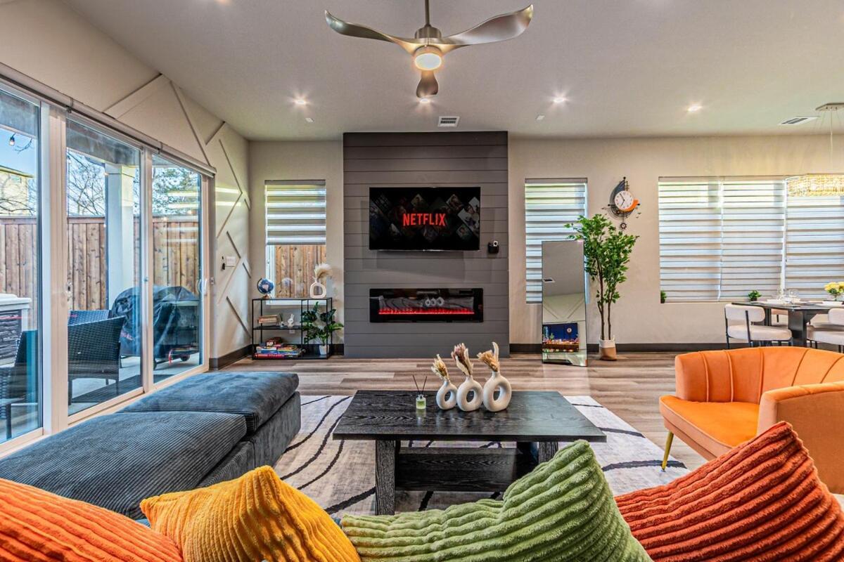 Oak Lawn Luxe Stay- Hot Tub, Arcades, Pool Table & Holiday home *