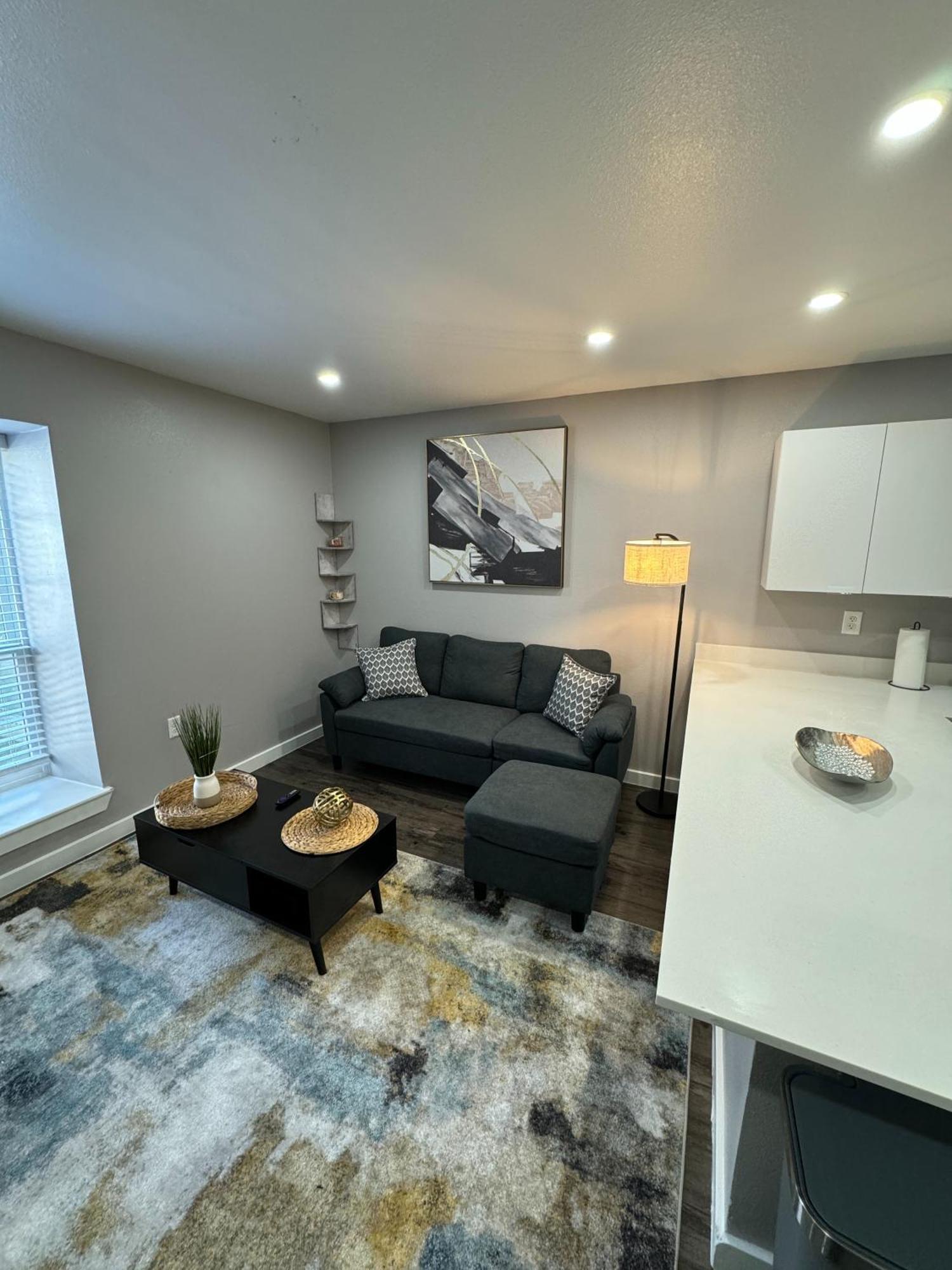 Apartment Downtown - Modern 1bed 1bath Escape *