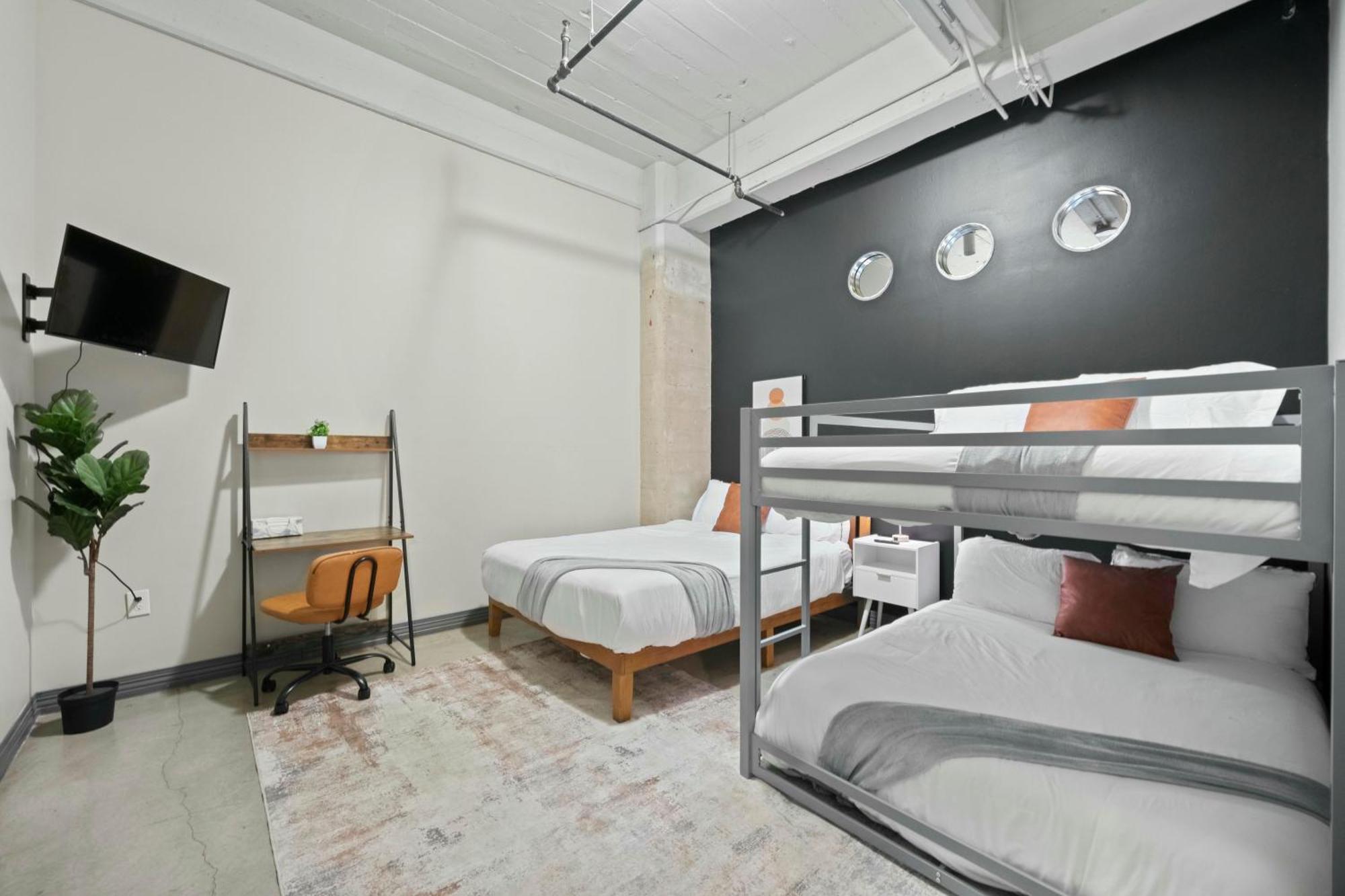 Stunning Downtown With Pool, Laundry, Parking