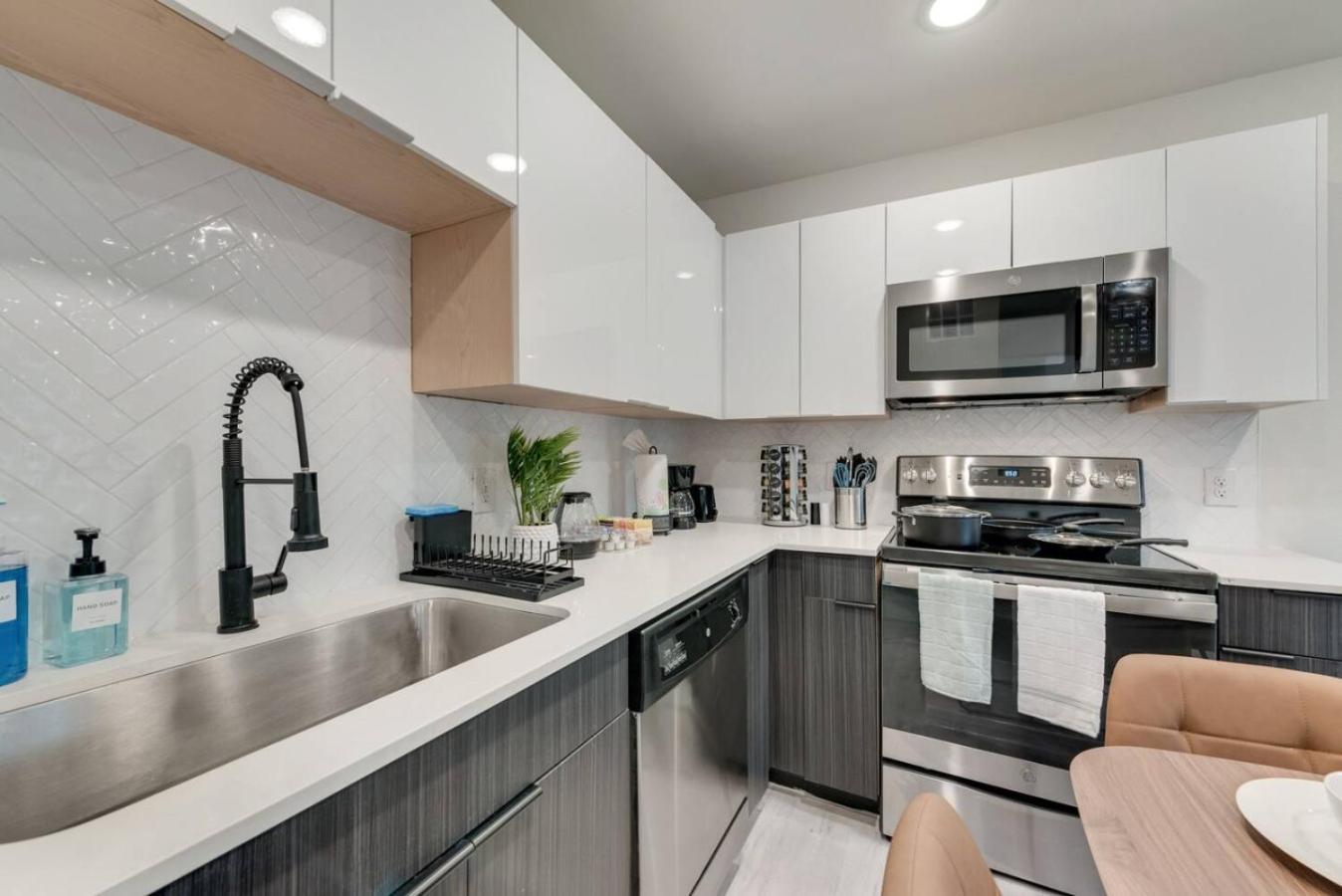 New! Modern Comfort 5 Min From Downtown & Deep Ellum Apartment Dallas