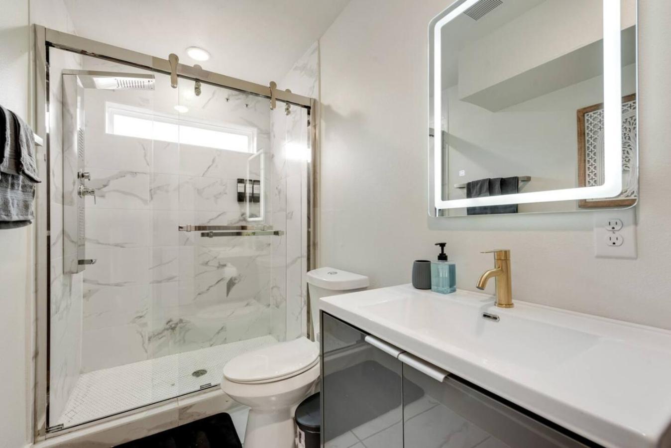 New! Modern Comfort 5 Min From Downtown & Deep Ellum
