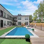 Urban Relaxation 2 Bedroom Apartment