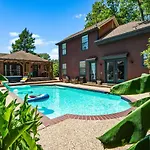 Dallas Oak Lawn Oasis W/ Private Pool, Hot Tub