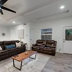 Downtown 10 Min Rooftop Deck King Suite 55 Smart Tv