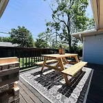 King Bed / 10Min To Dwntwn / Pets / Backyard Deck