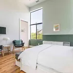 Glamorous Perfectly Located Luxury 2 Bed Townhome
