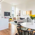 Glamorous Perfectly Located Luxury 2 Bed Townhome