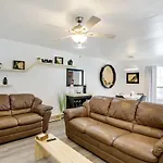 Serene Dallas Condo With Pool - Walkable Location!