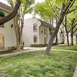 Chic Dallas Condo With Pool, Walk To Knox Street!