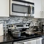 Stylish 1 Bedroom Apartment In Medical District