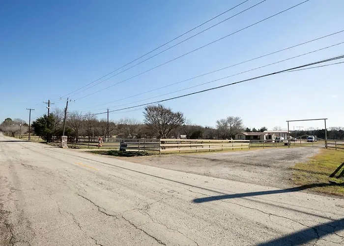 Texas Ranch House With 5 Bedroom And Fish Pond