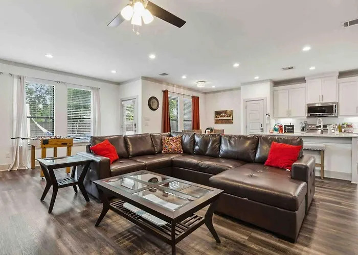 King Bed, Hot Tub, Ps4, Bbq, Large Yard & Garage!