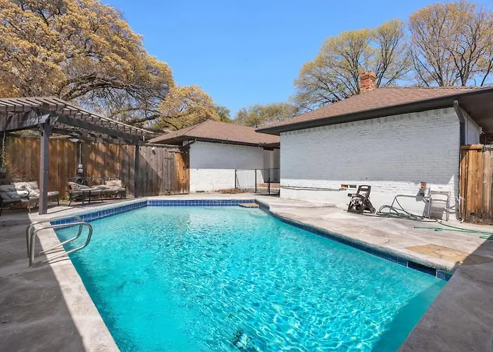 Group Family Getaway With Private Pool In Dallas