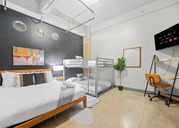 Stunning Downtown Apartment With Pool, Laundry, Parking