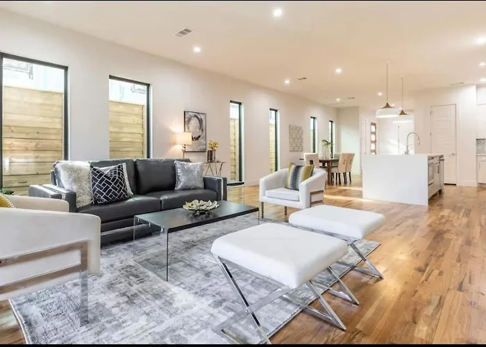 Townhouse Uptown Private Patio